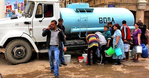 People stand in line to get water from a water truck, Dagestan, Makhachkala, October 2016. Photo by Makhach Akhmedov for the Caucasian Knot.