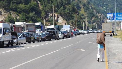 Traffic jam at "Verkhni Lars" border checkpoint. Photo by Alan Tskhurbaev for the Caucasian Knot. 