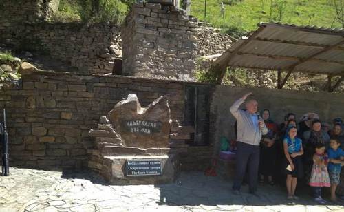 Magomed Abdulkhabirov, initiator of the monument to abandoned mountain villages (with a raised hand), at the opening of the monument in the village of Nizhnee Gakvari, Tsumadin District, July 18. 2018. Photo by provided to the Caucasian Knot by Omar Gadzhiev.