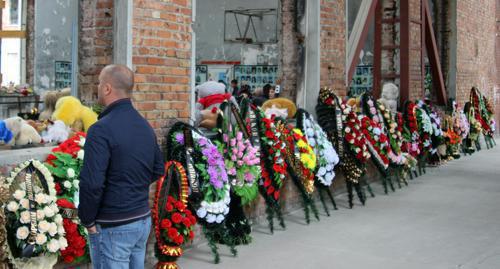 Flowers around the gym at the Beslan school. Photo by Alan Tskhurbaev for the "Caucasian Knot"