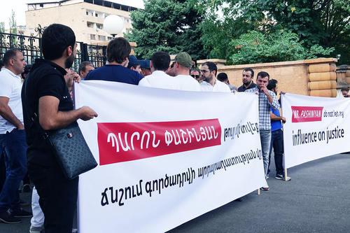 Rally in front of the residence of Armenian Prime Minister, August 14, 2018. Photo: "Free Robert Kocharyan" Factbook group, https://www.facebook.com/freepresidentkocharyan/