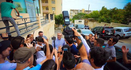 Ilgar Mamedov talks to journalists near his house. Photo by Aziz Karimov for the Caucasia Knot