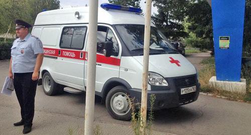 Policeman and ambulance car near Kingcoal headquarters. Photo by Vyacheslav Prudnikov for the Caucasian Knot