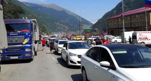 Queues at the "Verkhny Lars" checkpoint, August 17, 2018. Photo by Emma Marzoeva for the Caucasian Knot.