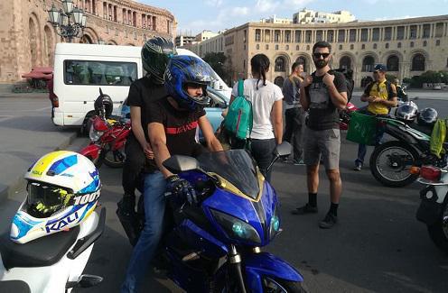 Bikers in the Republic Square in Yerevan, August 26, 2018. Photo: Facebook page of 'Armenian Environmental Front', https://www.facebook.com/armecofront/photos/pcb.2388885914484792/2388885421151508/?type=3&theater