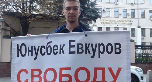 Dagestani resident holds picket in support of the Ingush oppositionist Magomed Khazbiev, Moscow, September 13, 2018. Photo is provided by the activist