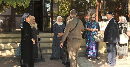 Near the Shali Court which considers Oyub Titiev's case. September 20, 2018. Photo by Patimat Makhmudova for the "Caucasian Knot"