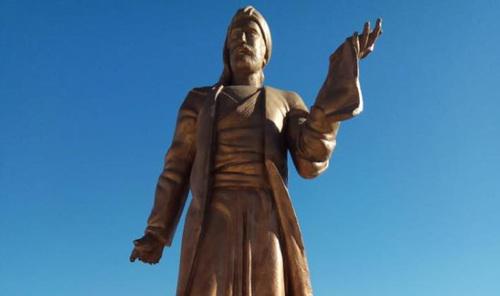 The monument to Azerbaijani poet Nizami Ganjavi in Derbent. Photo: the Facebook page of the community "Pearl of the South" 20.09.2018 https://www.facebook.com/myderbent/posts/1882199261869397?__xts__[0]=68.ARCTrYQJIAhVJc50rPluj8Z_LaorGV77xSNDYXsO3mGSDL_CE0a5I4tw6Iab9rzHzOy-hEWSMEPPKC7zPjFeR644svRNVNfrEidZqIFx_7FTcf5-xR1wJ1Cc-OeSs2WHACRZAPieDhnB7y7DkZft-7ivuprS-1hAvvLOfK51TM2ayFI5S3FRXg&amp;__tn__=-R