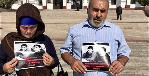 Relatives of the killed Gasanguseinov brothers hold their action in the centre of Makhachkala, September 24, 2018. Photo by Patimat Makhmudova for the Caucasian Knot