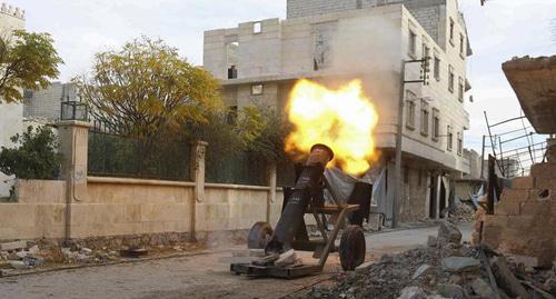 Rebel forces of militants launch a locally produced rocket in Karm al-Tarab neighborhood. Photo REUTERS / Abdalrhman Isma