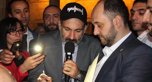 Nikol Pashinyan at a protest action near the building of the Parliament on the night of October 3, 2018. Photo by Tigran Petrosyan for the "Caucasian Knot"