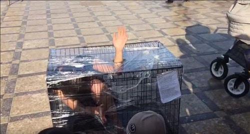 Participant of the action ‘Cargo-300’ in Makhachkala, October 9, 2018. Screenshot from video posted by user ‘Novoe Delo’ https://www.youtube.com/watch?v=FWfWf_aCCXk