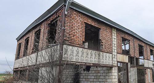 House in the Azerbaijani village of Chyamyanly constantly shelled from the neighboring side. Photo: Sputnik / Murad Orujov 
https://ru.sputnik.az/karabakh/20171117/412791801/obstrel-front-azerbajdzhan-armenija.html
