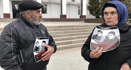 Parents of the murdered Gasanguseinov brothers. Photo by Patimat Makhmudova for the Caucasian Knot