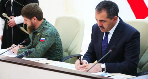 Yunus-Bek Evkurov (from the right) and Ramzan Kadyrov sign the agreement establishing the border between Chechnya and Ingushetia. Photo http://minselhozri.ru/news/yunus-bek-evkurov-i-ramzan-kadyrov-podpisali-soglashenie-ob-ustanovlenii-granitsy-mezhdu-ingushetiey-i-chechney.html