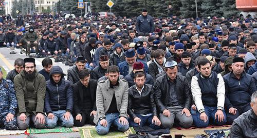 Participants of the rally during a prayer. Magas, October 2018. Photo courtesy of Yakub Gogiev for the "Caucasian Knot"