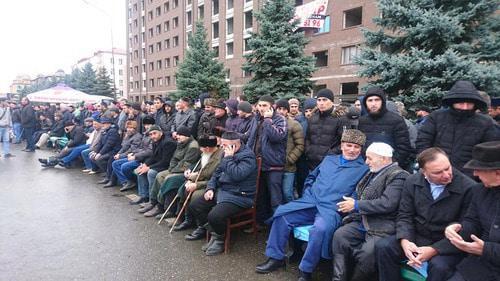 Residents of Ingushetia gathered before the Friday namaz (prayer). Photo https://www.facebook.com/zariffeli/posts/1953430038047640