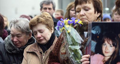 People gather at the Dubrovka Theatrical Centre to pay tribute to the terror act victims, Moscow, October 2002. Photo: REUTERS/Anton Denisov (RUSSIA)