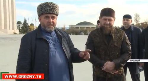 A member of the Nalgiev family (from the left) and Ramzan Kadyrov near the mosque in Grozny. Screenshot of the Grozny TV Channel report on November 2, 2018 https://www.youtube.com/watch?v=hGRTXdrqXMw