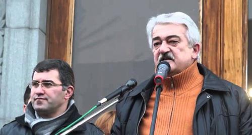 Arkady Vardanyan (right). Screenshot from the video by user 1in.am, https://www.youtube.com/watch?v=DiBPI_oqqkU