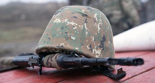 Helmet and assault rifle of Nagorno-Karabakh Army soldier. Photo: Sputnik/ Asatur Yesayantshttps://ru.armeniasputnik.am/karabah/20170425/7119618/v-karabahe-soobshchayut-o-gibeli-voennosluzhashchego.html