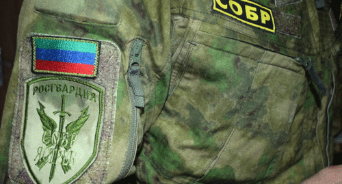 A sleeve chevron of the "Rosgvardia" fighter. Photo http://rosgvard.ru/ru/news/article/v-dagestane-sotrudniki-rosgvardii-fsb-i-mvd-zaderzhali-uchastnikov-ekstremistskoj-organizacii