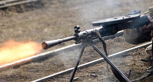Automatic firearm. Photo: © Sputnik / Konstantin Chalabov, https://sputnik.az/karabakh/20170404/409638506/azerbaycanli-herbci-ermeni-zabitlerini-mehv-edib.html