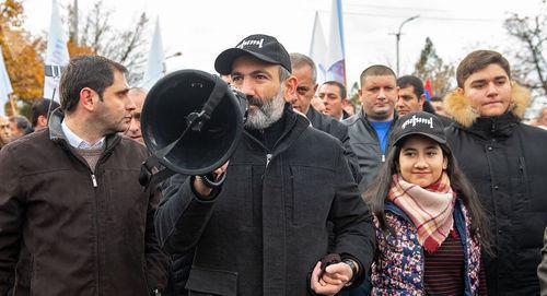 Nikol Pashinyan and his supporters at the rally in Yerevan. Photo: ©Sputnik/Asatur Yesayants https://ru.armeniasputnik.am/politics/20181124/15846415/nuzhen-balans-polnomochij-pashinyan-anonsiroval-izmeneniya-konstitucii.html