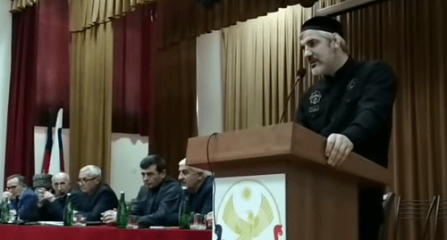 Buvaisar Saitiev (behind the podium) and participants of the Congress of Chechens of Dagestan held in Khasavyurt. Photo: screenshot of the video by the "Chernovik" (Draft) https://www.youtube.com/watch?v=1QYyCCeOl0I