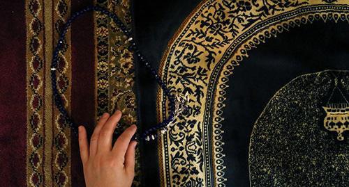 A woman's hand holding rosary during a prayer. Photo: REUTERS/Gabriela Bhaskar