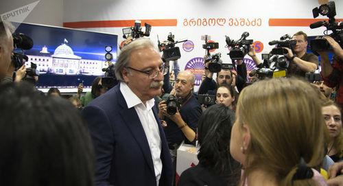 Grigol Vashadze with journalists. Photo: © Sputnik / Alex Shlamov, https://sputnik-georgia.ru/election-2018/20181129/243218545/Gruzinskaya-oppozitsiya-obyavila-o-planakh---itogi-vyborov-oni-ne-priznayut-.html