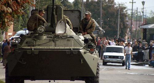 Soldiers on a tank, September 2, 2004. Photo: REUTERS/Eduard Korniyenko