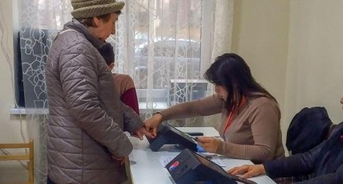 An Election Commission employee in Yerevan and a voter. Photo by Grigory Shvedov for the "Caucasian Knot"
