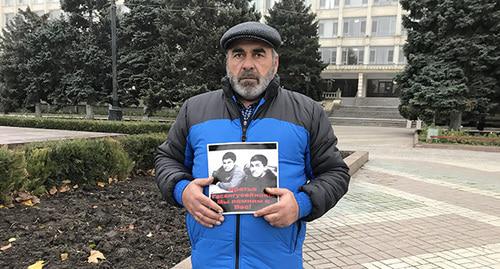 Murtazali Gasanguseinov holding a picket. Makhachkala, December 12, 2018. Photo by Patimat Makhmudova for the "Caucasian Knot"