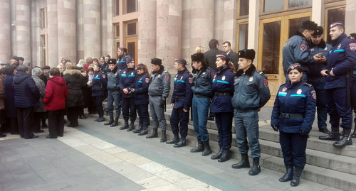 Armenia police shield government building during protest of 'Nairit' workers. Photo by Armine Martirosyan for the Caucasian Knot