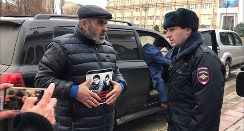 Murtazali Gasanguseinov (left) talks to policeman during picket, Makhachkala, December 20, 2018. Photo by Patimat Makhmudova for the Caucasian Knot