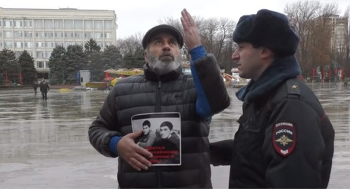 Murtazali Gasanguseinov at a picket in Makhachkala. Screenshot of the video by the "Caucasian Knot" https://www.youtube.com/watch?v=TUvb2Fee16M