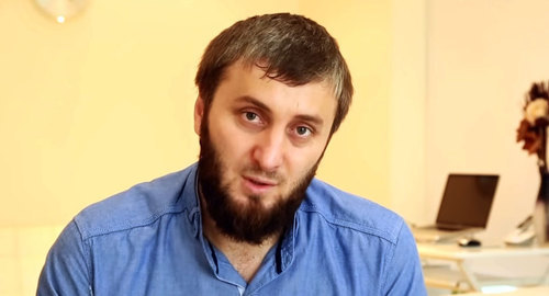 Abu Umar Sasitlinsky, a preacher from Dagestan, in Syria. Photo: screenshot of the video by UmaraskhabM
https://www.youtube.com/watch?v=BI8unxcXw3Q