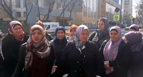 Madina Naloeva took part in a picket in front of the Iraqi Embassy in Moscow together with other women whose daughters stayed in the Middle East, April 5, 2018. Screenshot from BBC video 'Picket at the Iraqi Embassy in Moscow': https://www.youtube.com/watch?v=_URlbSxm_nE