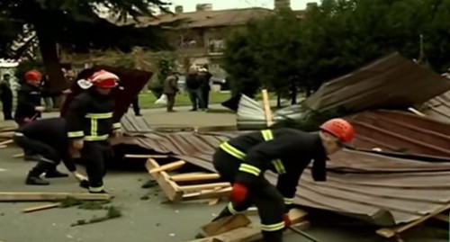 Rescuers clear the debris after hurricane in Batumi, January 4, 2019. Screenshot from video reportage by First Channel, https://1tv.ge/ru/news/dva-cheloveka-postradali-v-batumi-v-rezultate-povrezhdenija-krovli-zhilogo-doma-video/