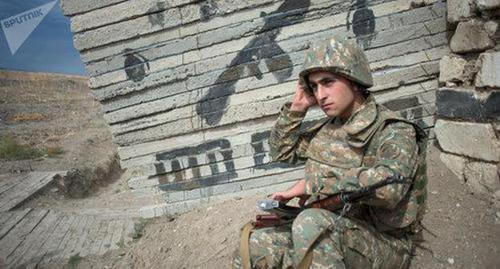 A soldier of the army of Nagorno-Karabakh. Photo: Sputnik/ Ilya Pitalyov https://ru.armeniasputnik.am/karabah/20180407/11302226/azerbajdzhan-uvelichil-chastotu-narushenij-rezhima-prekrashcheniya-ognya-v-karabahe.html