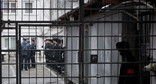 Prisoners and guards in a correctional facility. Photo: Yelena Sineok, Yuga.ru