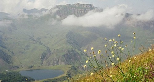 A lake in the Galanchozh District. Photo: https://commons.wikimedia.org/wiki/File:Lake-Galanchoj_2005_CHECHENIA..jpg?uselang=ru