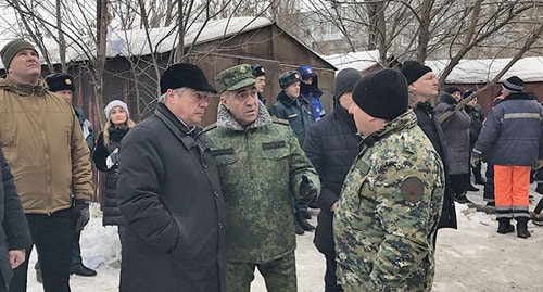 Governor of the Rostov Region Vasily Golubev (third from right) at the place of accident, Shakhty, January 14, 2019. Photo by Vyacheslav Prudnikov for the Caucasian Knot