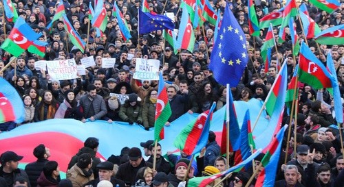 Rally participants hold flags of Azerbaijan and EU, Baku, January 19, 2019. Photo by Aziz Karimov for the Caucasian Knot