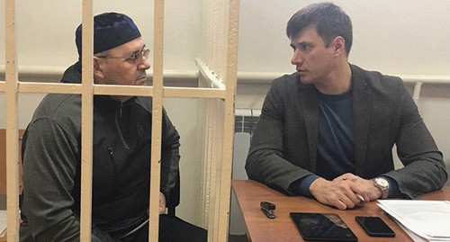 Oyub Titiev (on the left) and his advocate Pyotr Zaikin in the court room. Photo by Patimat Makhmudova for the "Caucasian Knot"