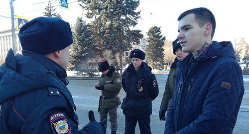 Vlad Pogorelov, an activist, talks to a policeman. Volgograd, January 22, 2019. Photo by Tatyana Filimonova for the "Caucasian Knot"