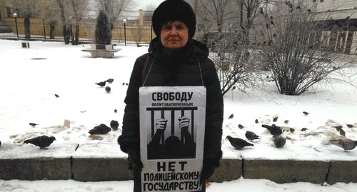 Activist Olga Makarycheva holds banner with demand to release political prisoners, Volgograd, January 27, 2019. Photo by Tatiana Filimonova for the Caucasian Knot