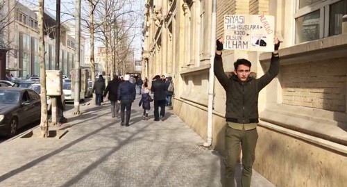 Rafael Guseinzade holds solo picket. Screenshot from the Caucasian Knot video