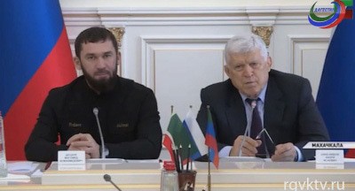 Khizri Shikhsaidov (on the left) and Magomed Daudov. Photo by the press service of the State Broadcasting Company 'Dagestan' http://rgvktv.ru/politika/56742